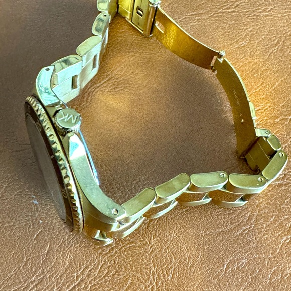 Oversized Michael Kors gold bezel watch, makes an impact! - Picture 3 of 3